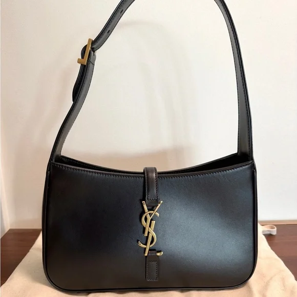 Yves Saint Laurent Le 5 à 7 bag in smooth leather - Picture 2 of 13